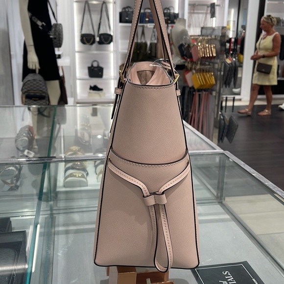 Michael Kors Gilly Large Drawstring Travel Leather Top Zip Tote 
NWT - Picture 16 of 16